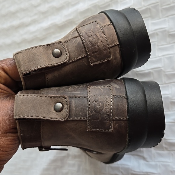 UGG ATTELL WATERPROOF LEATHER BOOTIE MOLE - Picture 4 of 8